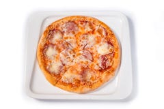 Pizza met worst en kaas in een witte plaat op een geïsoleerde witte achtergrond stock afbeeldingen Pizza met worst en kaas in een witte plaat op een geïsoleerde witte achtergrond stock afbeeldingen