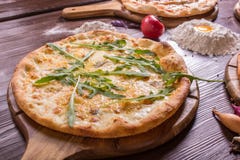 Pizza mit Meeresfrüchten und Käse auf einem hölzernen Stand lizenzfreie stockfotografie Pizza mit Meeresfrüchten und Käse auf einem hölzernen Stand lizenzfreie stockfotografie