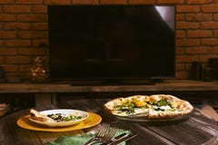 Pizza na tle osocze telewizja Sztuki tło, tableware, domowy wnętrze obraz stock Pizza na tle osocze telewizja Sztuki tło, tableware, domowy wnętrze obraz stock