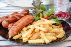 Pizza, salchicha, patatas fritas, verduras foto de archivo libre de regalías Pizza, salchicha, patatas fritas, verduras foto de archivo libre de regalías