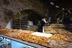 Pizzerian shoppar med räknaren mycket av olika riktiga italienska pizza fotografering för bildbyråer Pizzerian shoppar med räknaren mycket av olika riktiga italienska pizza fotografering för bildbyråer