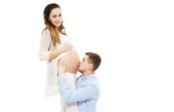 Piękna Szczęśliwa potomstwo para Oczekuje dziecka - mężczyzna Całuje Ciężarnego brzucha obraz stock Piękna Szczęśliwa potomstwo para Oczekuje dziecka - mężczyzna Całuje Ciężarnego brzucha obraz stock