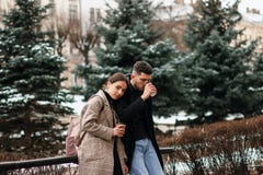 Piękna turystyczna para odpoczywa po długiego spaceru wokoło starych grodzkich ulic zdjęcie royalty free Piękna turystyczna para odpoczywa po długiego spaceru wokoło starych grodzkich ulic zdjęcie royalty free