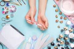 Pięknie robiący manikiur gwoździe na desktop z narzędziami dla manicure'u Opieka o gwoździach obraz stock Pięknie robiący manikiur gwoździe na desktop z narzędziami dla manicure'u Opieka o gwoździach obraz stock