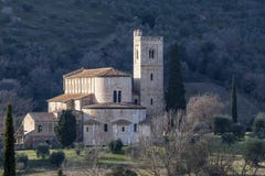 Piękny opactwo Sant «Antimo otaczał Sienese wsią, Montalcino, Tuscany, Włochy fotografia royalty free Piękny opactwo Sant «Antimo otaczał Sienese wsią, Montalcino, Tuscany, Włochy fotografia royalty free