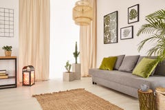 Pièce avec le sofa et la fenêtre photo libre de droits Pièce avec le sofa et la fenêtre photo libre de droits