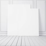 Pièce blanche avec deux affiches en blanc images libres de droits Pièce blanche avec deux affiches en blanc images libres de droits