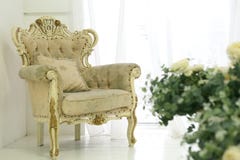 Pièce blanche avec les fleurs et la chaise de vintage images libres de droits Pièce blanche avec les fleurs et la chaise de vintage images libres de droits