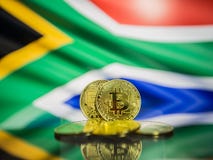 Pièce d'or de Bitcoin et drapeau defocused de fond de l'Afrique du Sud Concept virtuel de cryptocurrency image libre de droits Pièce d'or de Bitcoin et drapeau defocused de fond de l'Afrique du Sud Concept virtuel de cryptocurrency image libre de droits