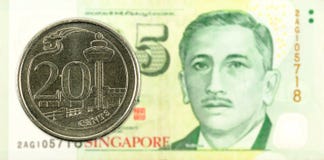 pièce de monnaie de cent de 20 Singapour contre le billet de banque du dollar de 5 Singapour photographie stock pièce de monnaie de cent de 20 Singapour contre le billet de banque du dollar de 5 Singapour photographie stock