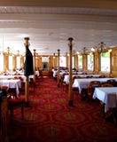 Pièce dinning de couverture de bateau rouge de vapeur images stock Pièce dinning de couverture de bateau rouge de vapeur images stock