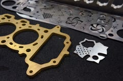 Pièce en gros plan de plat faite à partir du laser de fibre coupant la machine en métal photos libres de droits Pièce en gros plan de plat faite à partir du laser de fibre coupant la machine en métal photos libres de droits