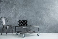 Pièce industrielle avec la chaise noire image libre de droits Pièce industrielle avec la chaise noire image libre de droits