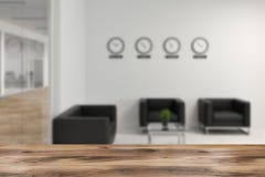 Pièce wating de bureau avec la tache floue de fauteuils et d'horloges illustration de vecteur Pièce wating de bureau avec la tache floue de fauteuils et d'horloges illustration de vecteur