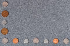 Pièces de monnaie de la Grande-Bretagne de la dignité différente dans la perspective du granit gris photographie stock libre de droits Pièces de monnaie de la Grande-Bretagne de la dignité différente dans la perspective du granit gris photographie stock libre de droits