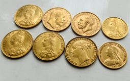 Pièces de monnaie souveraines d'or, dates mélangées, avant et arrière photos libres de droits Pièces de monnaie souveraines d'or, dates mélangées, avant et arrière photos libres de droits