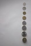 Pièces de monnaie sur le fond blanc Pièces de monnaie sur le fond blanc