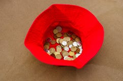 Pièces de monnaie ukrainiennes dans un chapeau rouge photos stock Pièces de monnaie ukrainiennes dans un chapeau rouge photos stock