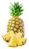 Piña fresca con las rebanadas aisladas en blanco imágenes de archivo libres de regalías Piña fresca con las rebanadas aisladas en blanco imágenes de archivo libres de regalías