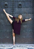 Piękna balerina robi ćwiczeniom dla tanczyć outdoors Obraz Royalty Free Piękna balerina robi ćwiczeniom dla tanczyć outdoors Obraz Royalty Free