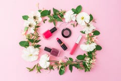 Piękna blogger biurko z kosmetykami, pomadką, oko cieniami, gwoździa połyskiem i menchii ramą kwiaty na różowym tle, Mieszkanie n Obrazy Stock Piękna blogger biurko z kosmetykami, pomadką, oko cieniami, gwoździa połyskiem i menchii ramą kwiaty na różowym tle, Mieszkanie n Obrazy Stock