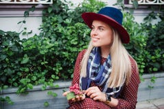 Piękna blondynka włosy kobieta cieszy się wiosnę w zieleń parku zdjęcia stock Piękna blondynka włosy kobieta cieszy się wiosnę w zieleń parku zdjęcia stock