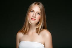Piękna blondynki kobiety piękna modela dziewczyna z perfect makeup ove zdjęcia royalty free Piękna blondynki kobiety piękna modela dziewczyna z perfect makeup ove zdjęcia royalty free