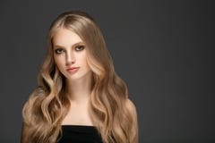 Piękna blondynki kobiety piękna modela dziewczyna z perfect makeup ove fotografia stock Piękna blondynki kobiety piękna modela dziewczyna z perfect makeup ove fotografia stock