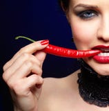 piękna brunetki chili pieprzu kobieta obraz royalty free piękna brunetki chili pieprzu kobieta obraz royalty free