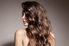 Piękna brunetki kobieta. Kędzierzawy Długie Włosy. zdjęcia stock Piękna brunetki kobieta. Kędzierzawy Długie Włosy. zdjęcia stock