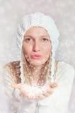 Piękna dziewczyna dmucha płatki śniegu fotografia stock Piękna dziewczyna dmucha płatki śniegu fotografia stock