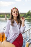 Piękna dziewczyna w plażowym barze i mieć koktajl zdjęcie royalty free Piękna dziewczyna w plażowym barze i mieć koktajl zdjęcie royalty free