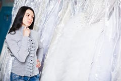 Piękna dziewczyna wybiera jej ślubną suknię Portret w Bridal sa Zdjęcia Stock Piękna dziewczyna wybiera jej ślubną suknię Portret w Bridal sa Zdjęcia Stock