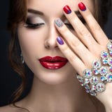 Piękna dziewczyna z jaskrawym wieczór makijażem i czerwony manicure z rhinestones Gwoździa projekt Piękno Twarz obrazy stock Piękna dziewczyna z jaskrawym wieczór makijażem i czerwony manicure z rhinestones Gwoździa projekt Piękno Twarz obrazy stock