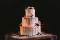 Piękna elegancka duża trzy warstwy białego ślubnego torta Piękna elegancka duża trzy warstwy białego ślubnego torta