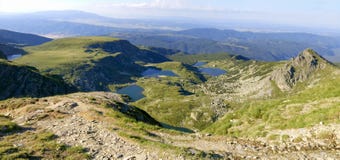Piękna halna jeziorna panorama Rila park narodowy fotografia stock Piękna halna jeziorna panorama Rila park narodowy fotografia stock