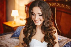Piękna i szczęśliwa brunetka modela dziewczyna z elegancką ślubną fryzurą z nagim makeup w modnej sukni i, a zdjęcia stock Piękna i szczęśliwa brunetka modela dziewczyna z elegancką ślubną fryzurą z nagim makeup w modnej sukni i, a zdjęcia stock