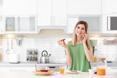 Piękna kobieta je smakowitego wznoszącego toast chleb z dżemem zdjęcia stock Piękna kobieta je smakowitego wznoszącego toast chleb z dżemem zdjęcia stock