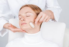 Pi?kna kobieta ma twarzy traktowanie, cosmetologist masowania podbr obrazy stock Pi?kna kobieta ma twarzy traktowanie, cosmetologist masowania podbr obrazy stock