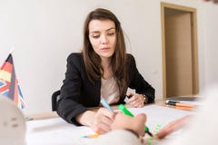 Piękna kobieta Pracuje w Międzynarodowej agenci fotografia stock Piękna kobieta Pracuje w Międzynarodowej agenci fotografia stock