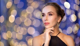 Piękna kobieta w czarnej jest ubranym diamentowej biżuterii obraz royalty free Piękna kobieta w czarnej jest ubranym diamentowej biżuterii obraz royalty free