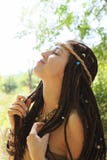 Piękna kobieta z dreadlocks cieszy się słonecznego dzień, profilowy portret zdjęcia stock Piękna kobieta z dreadlocks cieszy się słonecznego dzień, profilowy portret zdjęcia stock