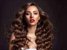 Piękna kobieta z długim brązu włosy i czerwieni pomadką fotografia stock Piękna kobieta z długim brązu włosy i czerwieni pomadką fotografia stock