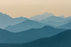 Piękna, kolorowa, abstrakcjonistyczna halna sceneria w wschodzie słońca, Minimalisty krajobraz góry w ranku w błękitnych brzmieni obrazy royalty free Piękna, kolorowa, abstrakcjonistyczna halna sceneria w wschodzie słońca, Minimalisty krajobraz góry w ranku w błękitnych brzmieni obrazy royalty free
