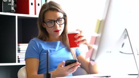 Piękna młoda kobieta pracuje od domu zbiory wideo Piękna młoda kobieta pracuje od domu zbiory wideo