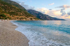 Piękna plaża w popularnym tureckim kurorcie Oludeniz, Turcja zdjęcie stock Piękna plaża w popularnym tureckim kurorcie Oludeniz, Turcja zdjęcie stock