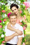 Piękna potomstwo para na naturze obrazy stock Piękna potomstwo para na naturze obrazy stock