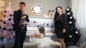 Piękna rodzina z dwa młodymi dziećmi między drzewami z pianinem zdjęcie wideo Piękna rodzina z dwa młodymi dziećmi między drzewami z pianinem zdjęcie wideo