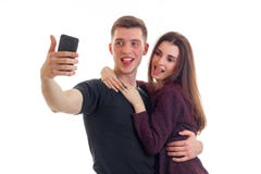 Piękna romantyczna para robi fotografii na twój telefonie i ich zakończeniu zdjęcie royalty free Piękna romantyczna para robi fotografii na twój telefonie i ich zakończeniu zdjęcie royalty free