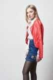 Piękna seksowna blond kobieta w koszula i spódnicie Dziewczyna z perfect ciałem pozuje stać Piękny długie włosy i nogi gładcy, cz Obraz Stock Piękna seksowna blond kobieta w koszula i spódnicie Dziewczyna z perfect ciałem pozuje stać Piękny długie włosy i nogi gładcy, cz Obraz Stock